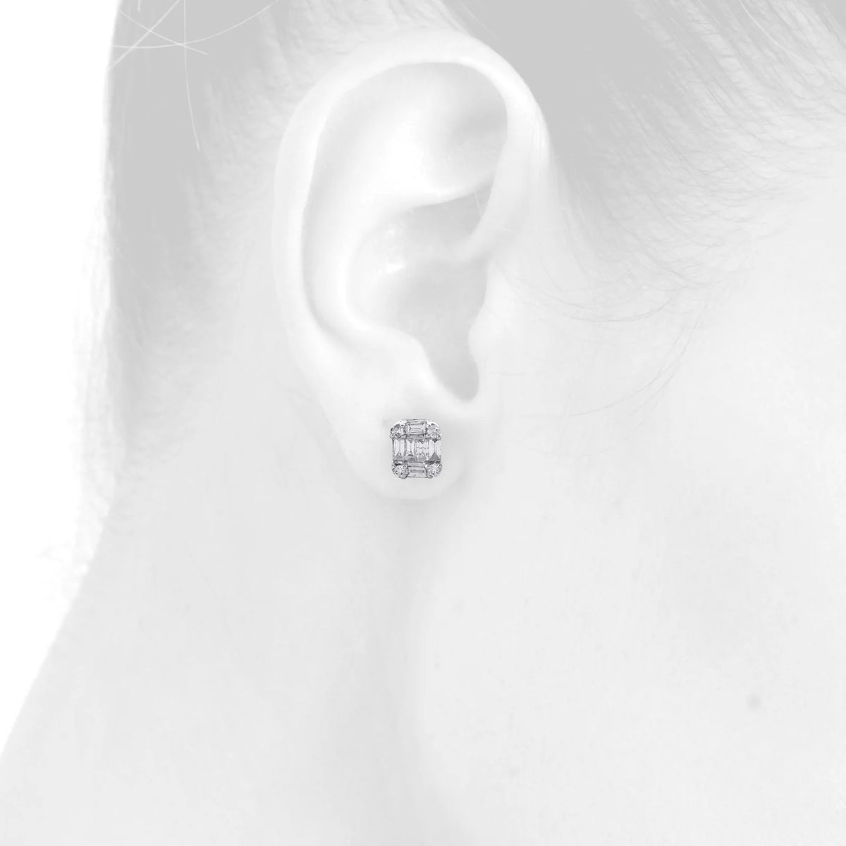 14K White Gold Diamond Stud Earrings Q39998
