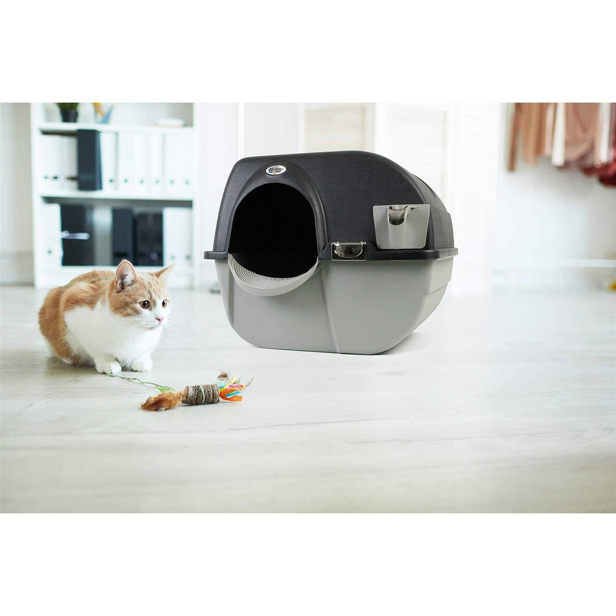 Self Cleaning Litter Box R8936
