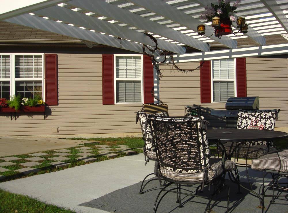 Green Pine Louvered Vinyl Exterior Shutters 2-Pack W641